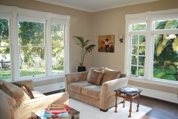 Comfortable seating in the light and spacious living room.